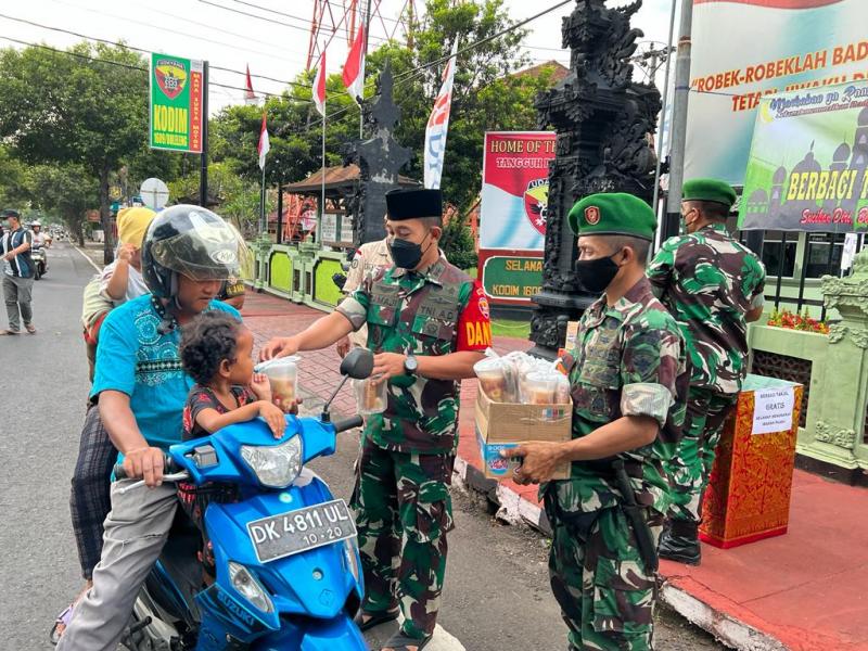 Berbagi Takjil Gratis | Bali Tribune